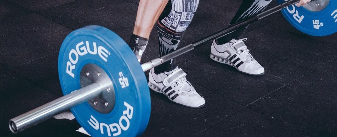 Buty do podnoszenia ciężarów na siłownię? Czy to dobry pomysł? Jak mogą pomóc?