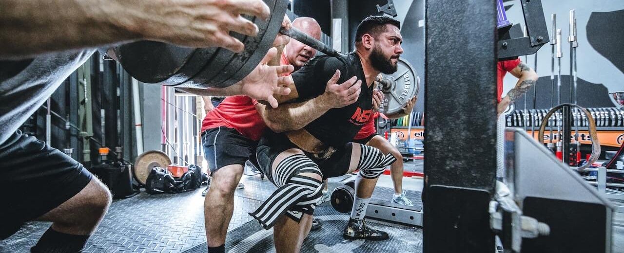 Buty do podnoszenia ciężarów - co warto wiedzieć kiedy trenujesz powerlifting, podnoszenie ciężarów?